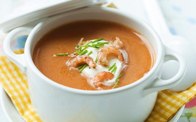 Bisque van garnalen en strandkrabben